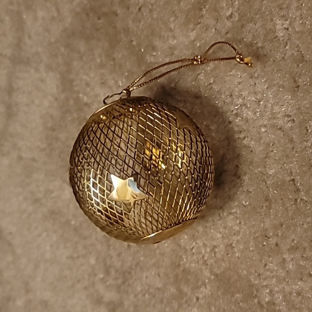 Vintage Christmas Gold Mesh With Stars Surprises Ball Ornament - Picture 2 of 4